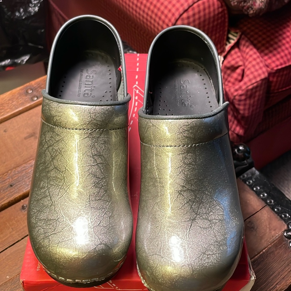 Sanita professional pearl metallic Grey Patent Leather Clog size 7 US 38 EU NWB